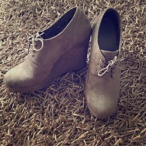 Report suede wedge heels sz 9